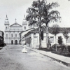 Pessoas em frente a uma igreja