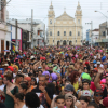 Pessoas em frente a uma igreja